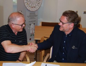 Björn Ágúst Sigurjónsson frá RSÍ og Ólafur Stephensen frá FA takast í hendur eftir undirritun kjarasamnings.
